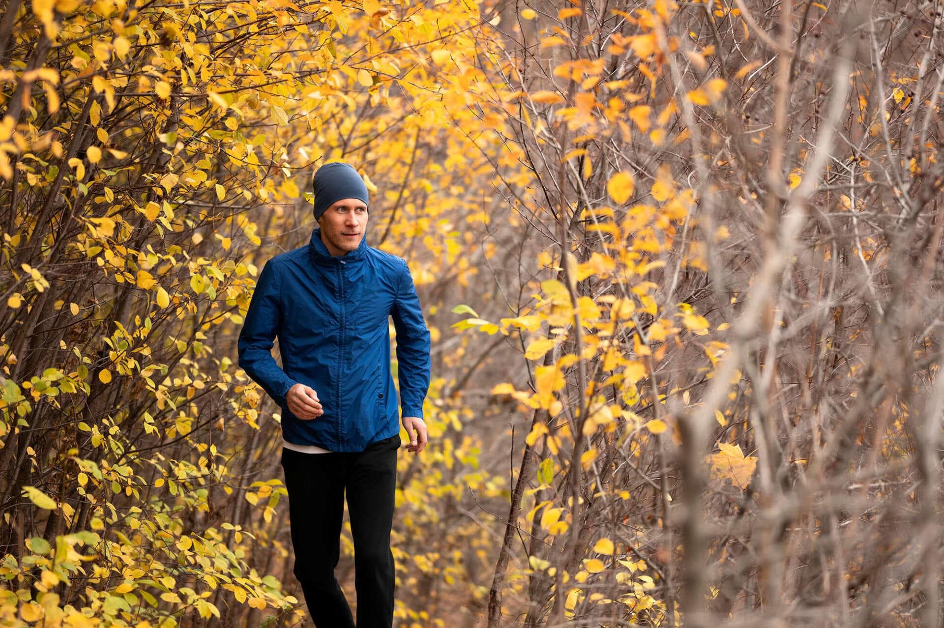 Ropa de senderismo para otoño: cómo mantenerte abrigado y seco